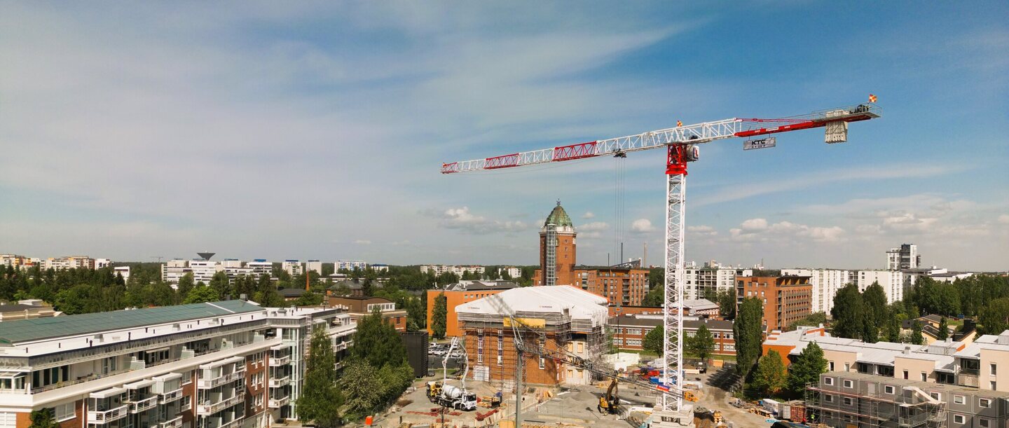 Työmiehiä rakennustelineiden päällä työmalla